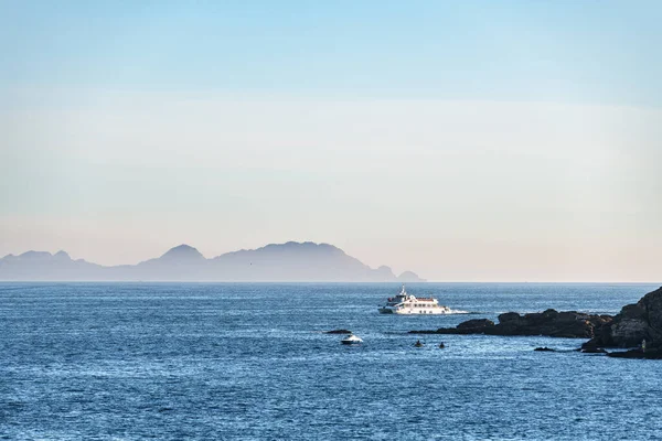 Cruzeiros Balsa Solitários Dentro Ria Pontevedra Galiza Entardecer Com Ilhas Fotografias De Stock Royalty-Free