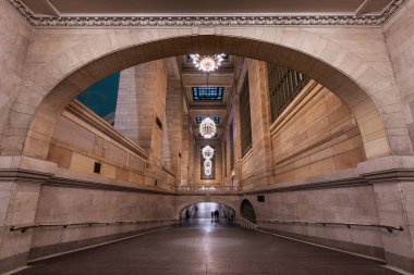 NEW YORK CITY - 19 Mayıs 2024: New York 'taki Grand Central Terminali, zarif avizelerini, yüksek tavanlarını ve sıcak taş tonlarında büyük mimari ayrıntılarını gözler önüne seriyor.