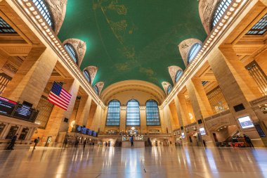 NEW YORK CITY - 19 Mayıs 2024: New York 'taki Grand Central Terminali' nin göksel temalı yeşil tavanı, kemerli pencereleri ve Güzel Sanatlar mimarisinin geniş açı görüntüsü.