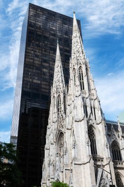 New York 'taki St. Patricks Katedrali' nin yan görüntüsü, Manhattan 'ın modern gökdelenleri arasında neo-gotik mimarisini sergiliyor..