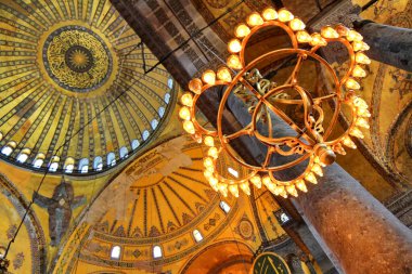 İSTANBUL - 16 Mayıs 2013 'te İstanbul, Türkiye' deki Ayasofya Müzesi. Bazilika, İ.Ö. 537 'de inşa edildiğinden beri İstanbul' da bir dünya harikasıdır. Avize. İstanbul, Türkiye 'deki Ayasofya Müzesi' nin içi. Bazilika İstanbul 'da bir dünya harikasıdır.