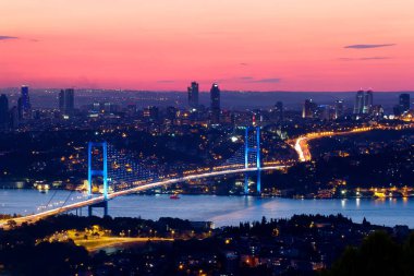 İstanbul Boğazı Köprüsü gün batımında