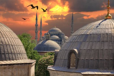 İstanbul 'da gün batımı. Ayasofya 'nın penceresinden Mavi Cami