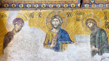İSTANBUL - 16 Mayıs 2013 'te İstanbul, Türkiye' deki Ayasofya Müzesi. Bazilika, İ.Ö. 537 'de inşa edildiğinden beri İstanbul' da bir dünya harikasıdır. Yüce Tanrım, Pantokrator. 13. yüzyılda Hazreti İsa 'nın Deesis Mozaiği Bakire Meryem ve Yahya tarafından kuşatıldı.