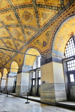 İSTANBUL - 16 Mayıs 2013 'te İstanbul, Türkiye' deki Ayasofya Müzesi. Bazilika, İ.Ö. 537 'de inşa edildiğinden beri İstanbul' da bir dünya harikasıdır. Üst koridorda. İstanbul, Türkiye 'deki Ayasofya Müzesinin İçi.