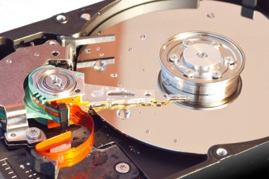 Su damlalı sabit disk sürücüsü 