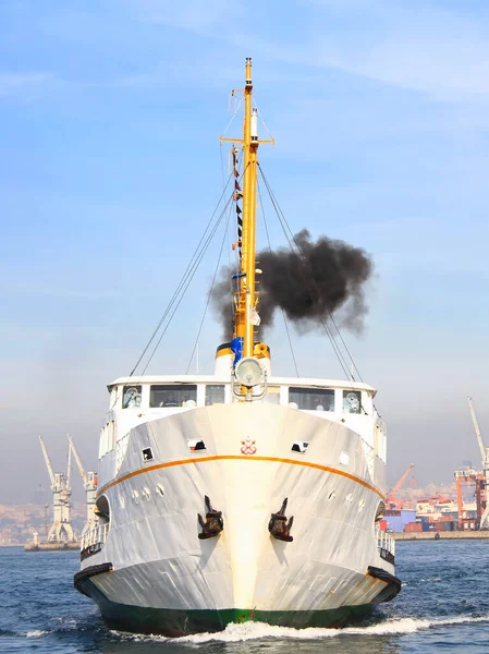 Prom Płynie Portu Istanbule Kapitan Mostku — Zdjęcie stockowe