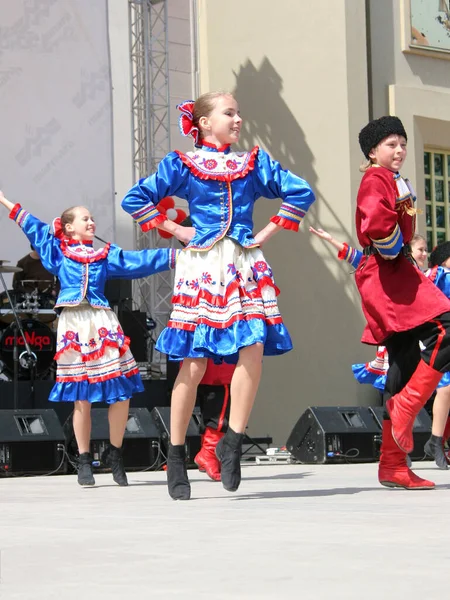 Istanbul Απριλιου Άγνωστα Δωδεκάχρονα Ουκρανικά Παιδιά Παραδοσιακή Ενδυμασία Δίνουν Παράσταση — Φωτογραφία Αρχείου