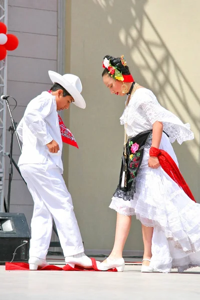 伊斯坦布尔 2010年4月23日 在伊斯坦布尔举行的 国家主权与儿童节 12岁身着传统服装的身份不明的墨西哥儿童表演了民间舞蹈 免版税图库图片