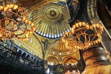 İSTANBUL - 16 Mayıs 2013 'te İstanbul, Türkiye' deki Ayasofya Müzesi. Bazilika, İ.Ö. 537 'de inşa edildiğinden beri İstanbul' da bir dünya harikasıdır. İstanbul, Türkiye 'deki Ayasofya Müzesinin İçi.