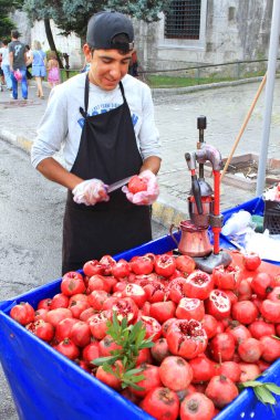 Genç satıcı, 31 Ağustos 2011 'de İstanbul, Türkiye' de Sultanahmet 'te Küçük Bayram sırasında sokakta nar suyu satıyor. Ramazan ayında sıcaklık 35 derecenin üzerindeydi.