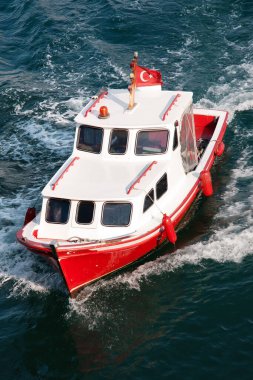 Türk bayrağı taşıyan kırmızı motorlu tekne
