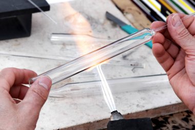 El sanatları ustasının elleri el sanatları fuarında cam bir konu oluşturuyor.