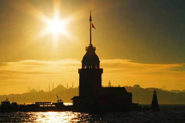 이스탄불의 메이든 여름철의 태양을 배경으로 — 스톡 사진