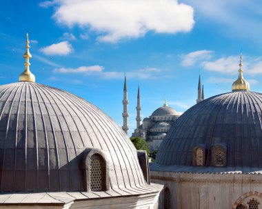 İstanbul 'un kubbeleri ve minareleri. Mesafe Mavi Cami