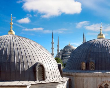 İstanbul 'un kubbeleri ve minareleri. Mesafe Mavi Cami