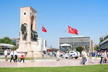 İnsanlar, İstanbul 'daki Taksim Meydanı' ndaki Cumhuriyet Anıtı 'nda 06 Temmuz 2010' da yürüyorlar. Bağımsızlık mücadelesinin liderlerinin anısına dikilen anıt 1928 yılında açıldı..