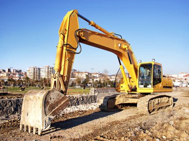 İnşaat alanında kazıcı buldozer
