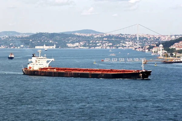 Tanker gemisi Boğaz 'da ilerliyor.