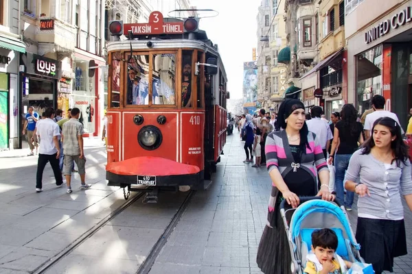 Mother Has Years Old Child Enjoy Themselves Istiklal Street July — Stock Photo, Image