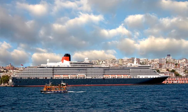 Luxury Cruiser Berthed Istanbul Harbor — Stock Photo, Image