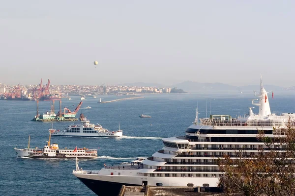 Istanbul Harbor Egy Luxushajóval Kikötőben — Stock Fotó