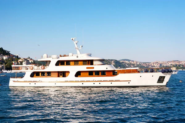 Luxury White Yacht Sails Bosporus Water — Stock Photo, Image