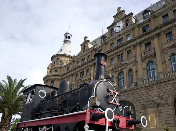 Haydarpaşa Tren Stasyonu Nun Önünde Eski Model Bir Buhar Makinesi — Stok fotoğraf