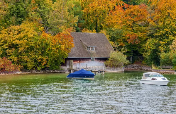 Cette Image Montre Une Cabane Automne Avec Des Bateaux Dans — Photo