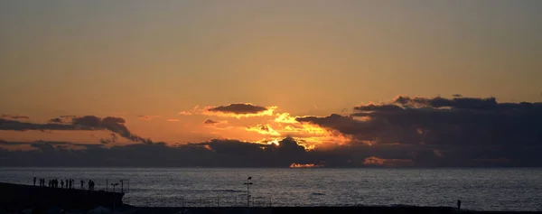 Les Silhouettes Des Gens Regardent Coucher Soleil Sur Côte Atlantique — Photo