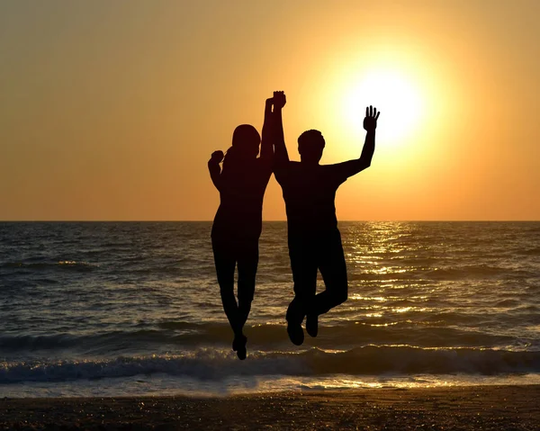 Silhueta Dois Amigos Pulando Praia Durante Nascer Sol — Fotografia de Stock