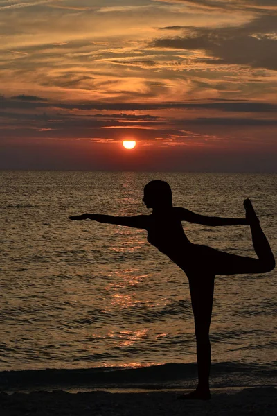 Krieger Pose Aus Yoga Mit Frauensilhouette Bei Sonnenaufgang — Stockfoto