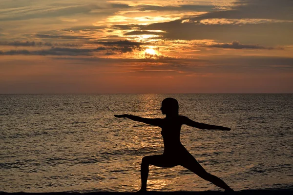 Frau Praktiziert Yoga Steht Bei Sonnenaufgang Pose — Stockfoto