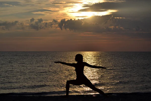 Frau Praktiziert Yoga Steht Bei Sonnenuntergang Virabhadrasana Pose — Stockfoto