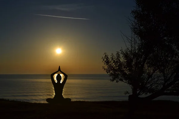 Siluet Wanita Muda Berlatih Yoga Pantai Saat Matahari Terbit — Stok Foto