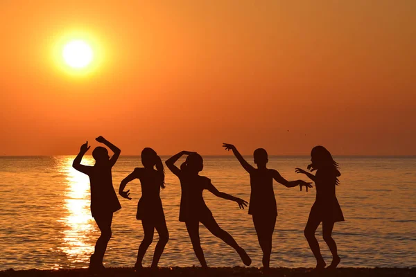 Kız Güneş Doğarken Dans Siluetleri — Stok fotoğraf