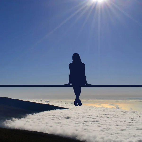 Жінка Сидить Над Хмарами — стокове фото