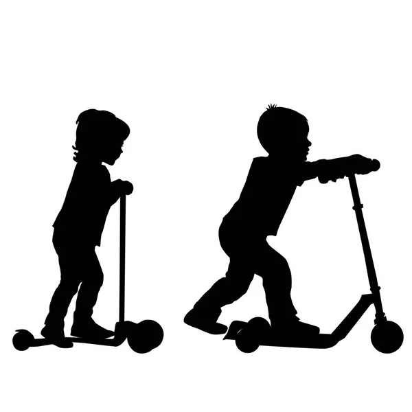 Crianças silhuetas aprender a andar de scooter —  Vetores de Stock
