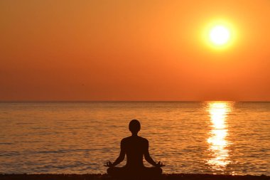 Lotus poz oturan bir adamın Yoga silueti 
