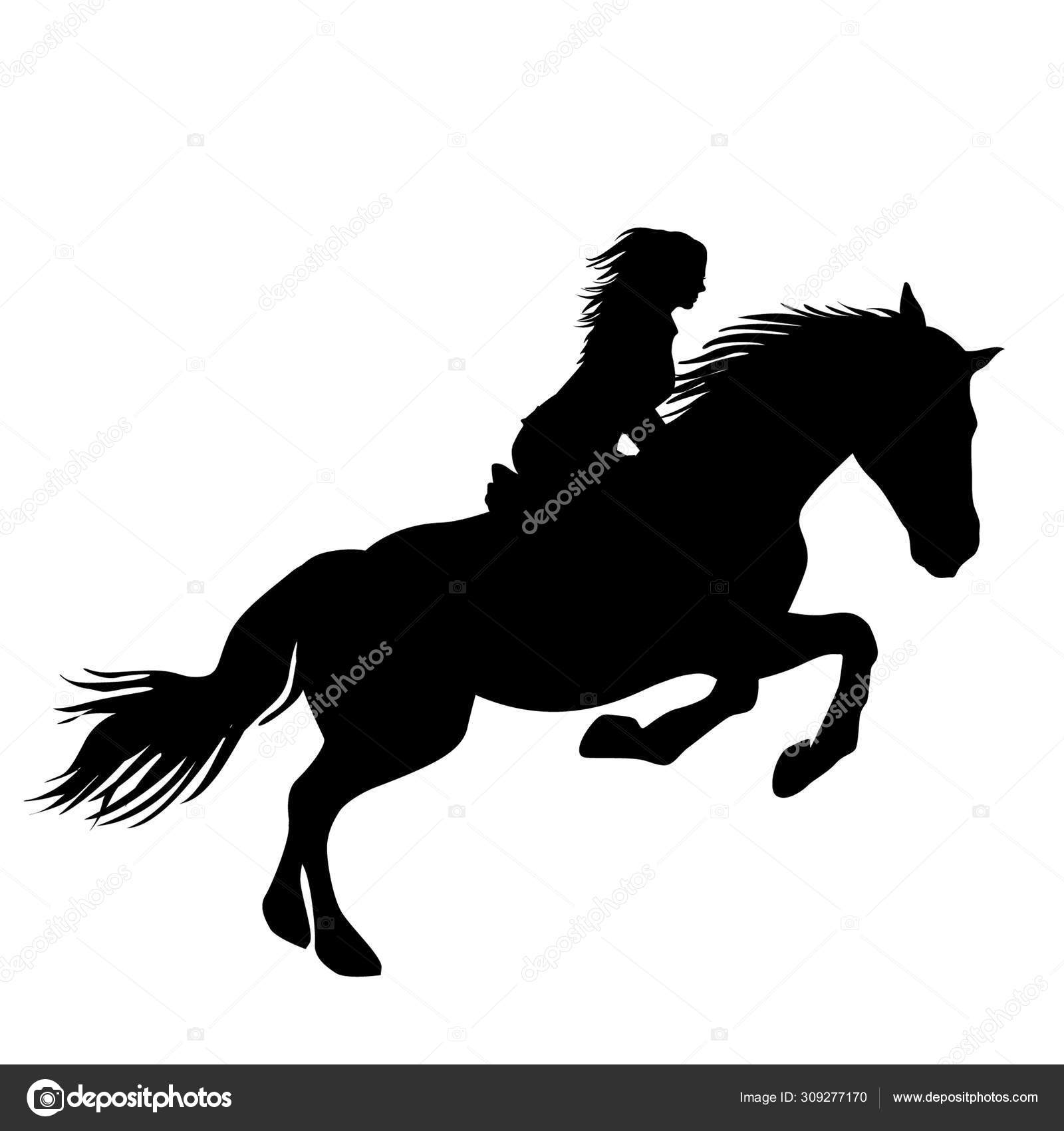 Há uma mulher montando um cavalo pulando sobre um obstáculo