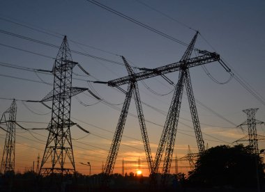 Yüksek Voltaj Güç Hatları Tedarikli Elektrik Aktarımı