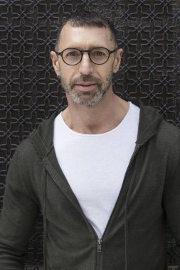 Sokak moda kavramı. Zarif genç yakışıklı adam portresi. Arka plan olarak Paris binalar.