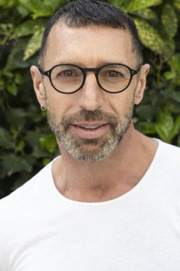 Sokak moda kavramı. Zarif genç yakışıklı adam portresi. Arka plan olarak Paris binalar.