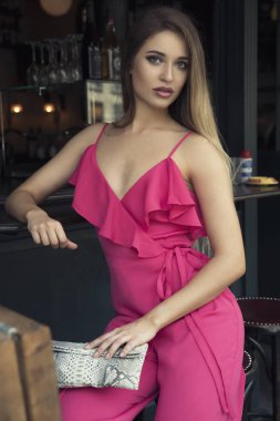 Sokak moda kavramı. Zarif genç güzel kadın portresi. Arka plan olarak Paris binalar.