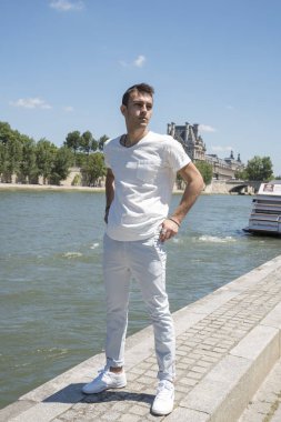 Sokak moda kavramı. Zarif genç yakışıklı adam portresi. Arka plan olarak Paris binalar.