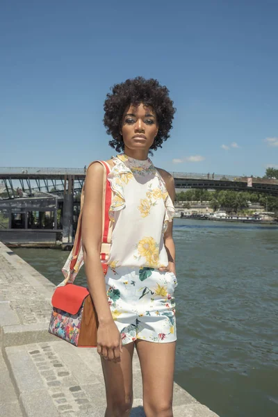 Conceito Moda Rua Retrato Elegante Jovem Mulher Bonita Edifícios Paris — Fotografia de Stock