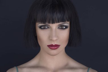 Sokak moda kavramı. Zarif genç güzel kadın portresi. Arka plan olarak Paris binalar.