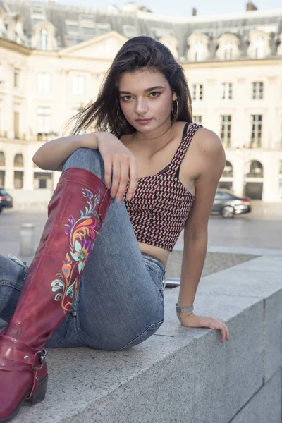 ストリート ファッションのコンセプトです エレガントな若い美しい女性の肖像画 背景としてのパリの建物 — ストック写真