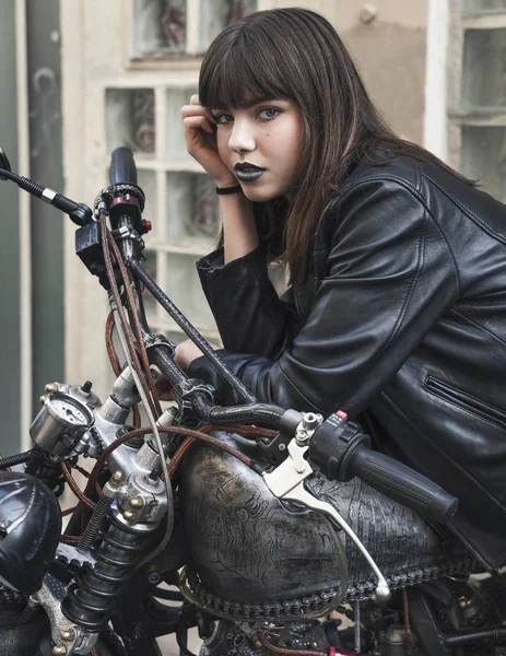 ストリート ファッションのコンセプトです 自転車に乗って優雅な若くて美しい十代の少女の肖像画 背景としてのパリの建物 — ストック写真