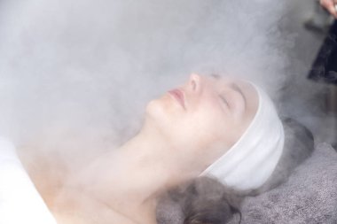 Yüz bakımı spa salon de almak güzel bir kadın portresi.